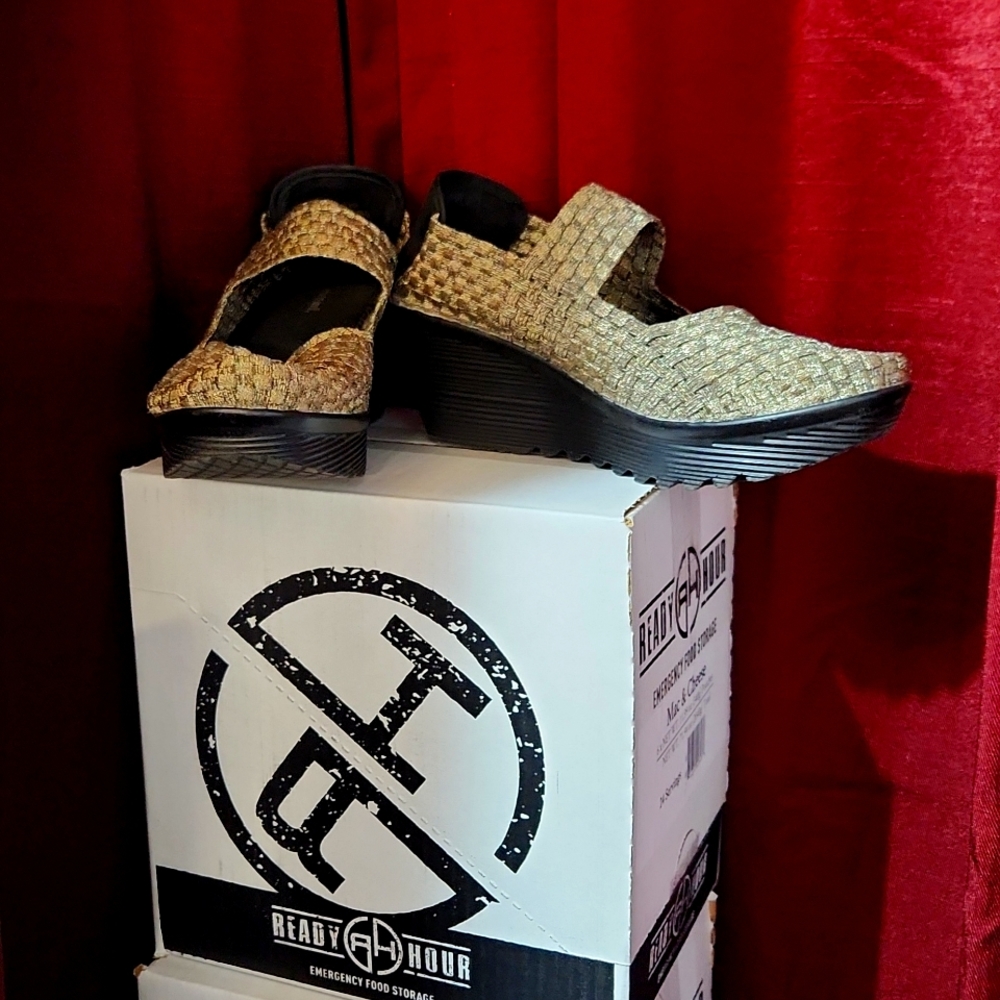 Fake Burnie mev wedges